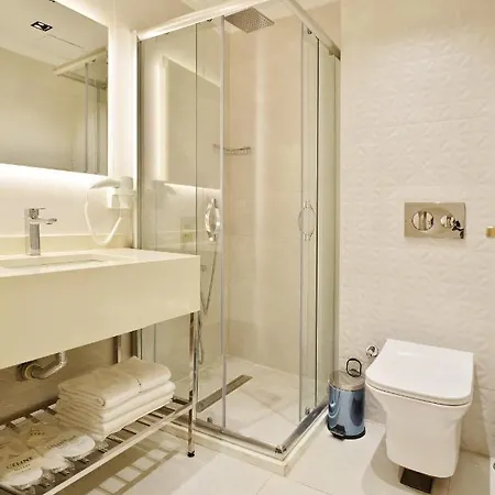Celine Taxim Hotell 3*